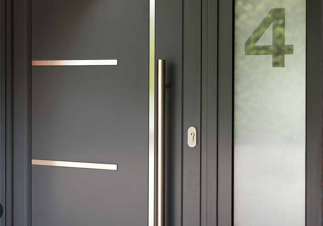 Legge til lange dørhåndtak for inngangsdører for å øke hjemmets stil